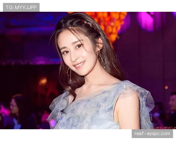 余依婷拎着新款LV逛菜市场，大妈们的眼神像在看戏